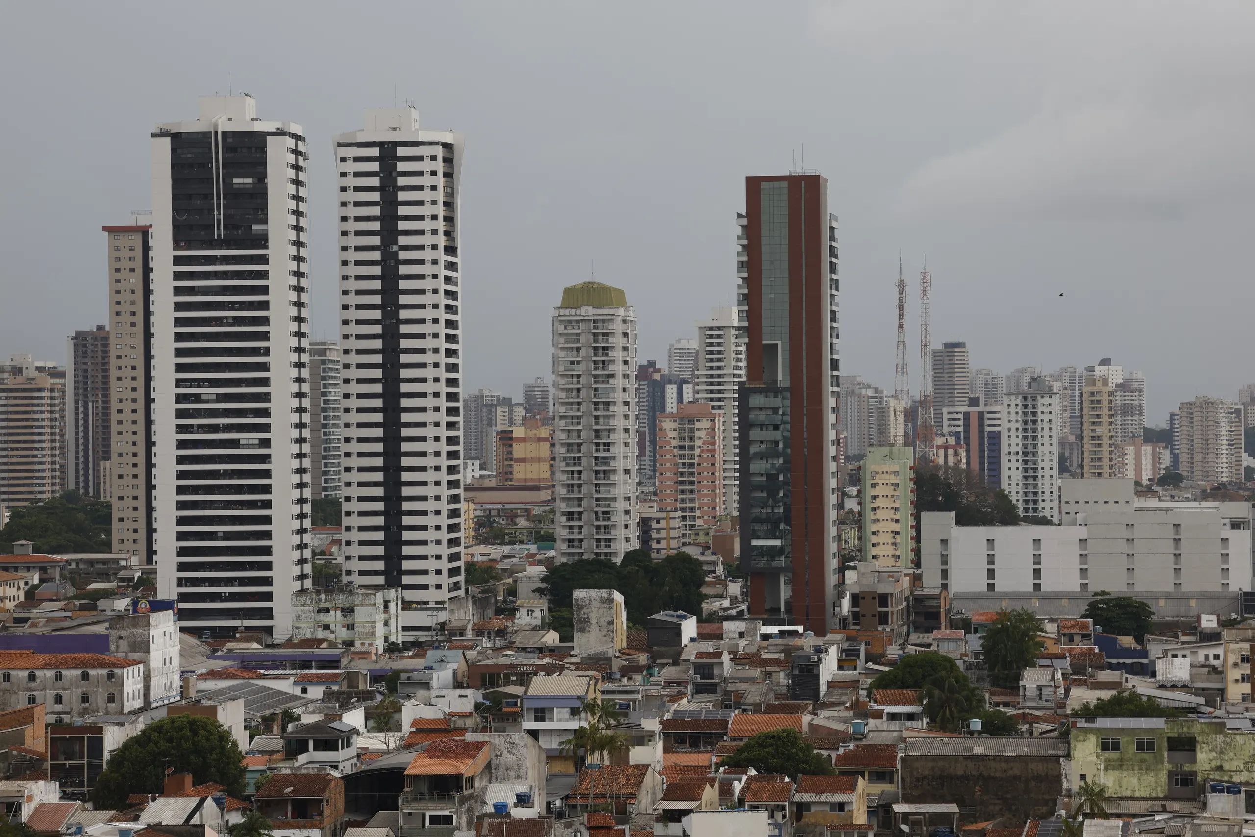 Obra pública em andamento numa cidade brasileira